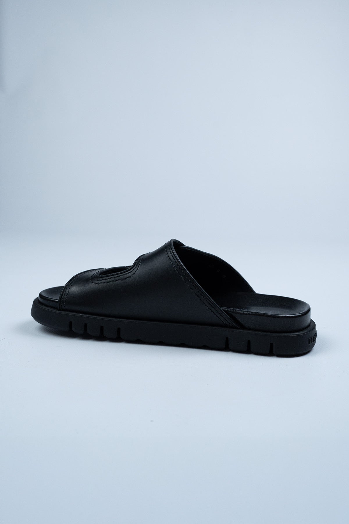 Ferragamo Siyah Deri Terlik